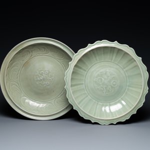 Deux plats en porcelaine de Chine céladon de Longquan à décor incisé, Ming — photo 1