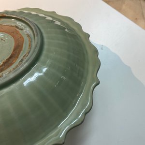 Deux plats en porcelaine de Chine céladon de Longquan à décor incisé, Ming — photo 20
