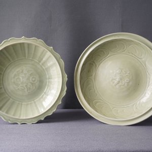Deux plats en porcelaine de Chine céladon de Longquan à décor incisé, Ming — photo 4