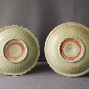 Deux plats en porcelaine de Chine céladon de Longquan à décor incisé, Ming — photo 5