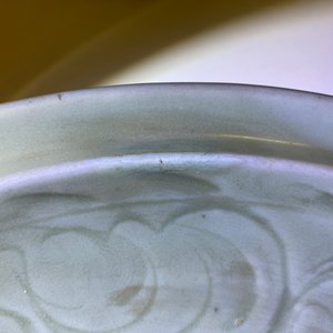Deux plats en porcelaine de Chine céladon de Longquan à décor incisé, Ming — photo 6