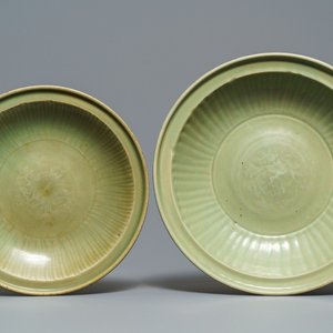 Deux plats en porcelaine de Chine céladon de Longquan à décor incisé, Ming — photo 1