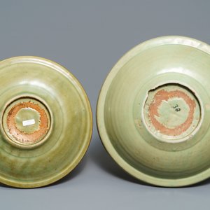 Deux plats en porcelaine de Chine céladon de Longquan à décor incisé, Ming — photo 2