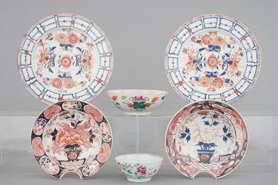 Deux plats en porcelaine de Chine de style Imari, deux bols famille rose et deux bols à raser en porcelaine de Japon Imari, 18ème
