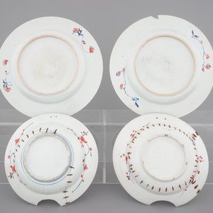 Deux plats en porcelaine de Chine de style Imari, deux bols famille rose et deux bols à raser en porcelaine de Japon Imari, 18ème — photo 4
