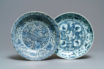 Deux plats en porcelaine de Chine en bleu et blanc à décor d'un paon et de poissons, Hongzhi