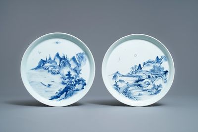 Deux plats en porcelaine de Chine en bleu et blanc à décor d'un paysage riverain, Kangxi/Yongzheng