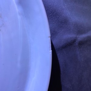Deux plats en porcelaine de Chine en bleu et blanc à décor d'un paysage riverain, Kangxi/Yongzheng — photo 3