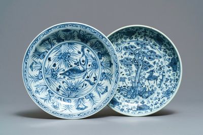 Deux plats en porcelaine de Chine en bleu et blanc à décor d'une carpe et de cerfs, Hongzhi