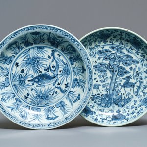 Deux plats en porcelaine de Chine en bleu et blanc à décor d'une carpe et de cerfs, Hongzhi — photo 1