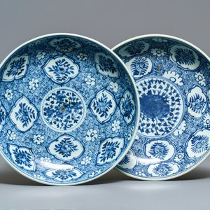Deux plats en porcelaine de Chine en bleu et blanc à décor floral, Hongzhi — photo 1