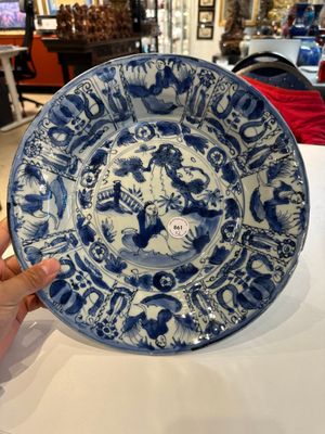 Deux plats en porcelaine de Chine en bleu et blanc de type kraak à décor figuratif, Wanli — photo 1
