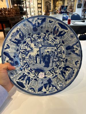 Deux plats en porcelaine de Chine en bleu et blanc de type kraak à décor figuratif, Wanli — photo 12