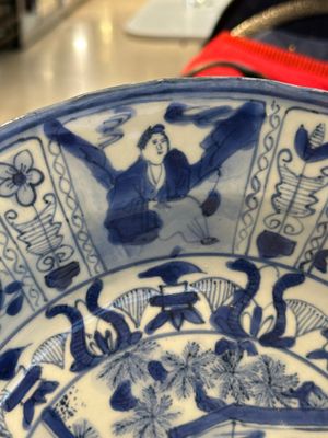 Deux plats en porcelaine de Chine en bleu et blanc de type kraak à décor figuratif, Wanli — photo 15