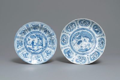 Deux plats en porcelaine de Chine en bleu et blanc de type kraak, Wanli