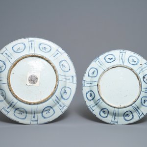 Deux plats en porcelaine de Chine en bleu et blanc de type kraak, Wanli — photo 2