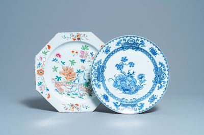 Deux plats en porcelaine de Chine en bleu et blanc et famille rose, Qianlong