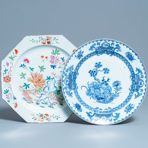 Deux plats en porcelaine de Chine en bleu et blanc et famille rose, Qianlong — photo 1