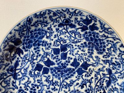 Deux plats en porcelaine de Chine en bleu et blanc et famille verte, Kangxi — photo 2