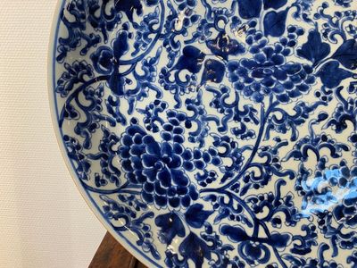 Deux plats en porcelaine de Chine en bleu et blanc et famille verte, Kangxi — photo 3