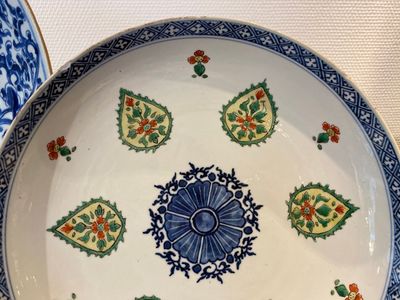 Deux plats en porcelaine de Chine en bleu et blanc et famille verte, Kangxi — photo 5