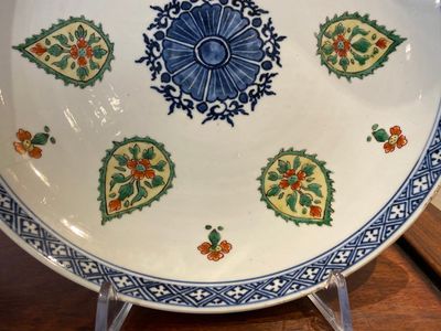 Deux plats en porcelaine de Chine en bleu et blanc et famille verte, Kangxi — photo 6