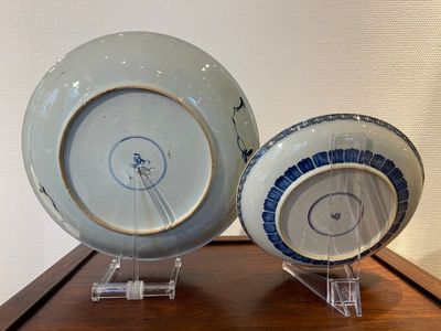 Deux plats en porcelaine de Chine en bleu et blanc et famille verte, Kangxi — photo 8