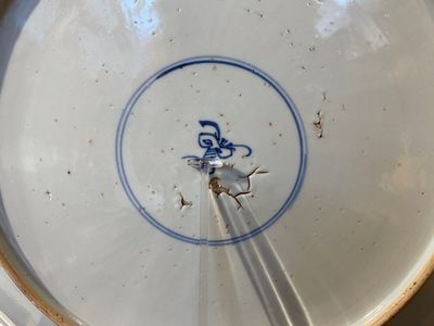 Deux plats en porcelaine de Chine en bleu et blanc et famille verte, Kangxi — photo 9