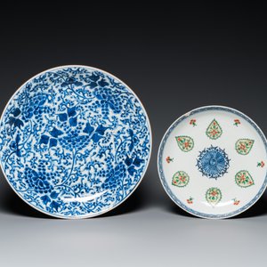 Deux plats en porcelaine de Chine en bleu et blanc et famille verte, Kangxi — photo 2