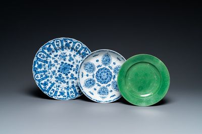 Deux plats en porcelaine de Chine en bleu et blanc et une assiette en vert monochrome, Kangxi