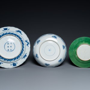 Deux plats en porcelaine de Chine en bleu et blanc et une assiette en vert monochrome, Kangxi — photo 3