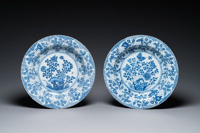 Deux plats en porcelaine de Chine en bleu et blanc, Kangxi