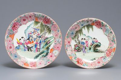 Deux plats en porcelaine de Chine famille rose à décor 'millefleurs', marque de Qianlong, République, 20ème