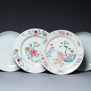Deux plats en porcelaine de Chine famille rose et une paire à émail blanc monochrome, Qianlong — photo 1