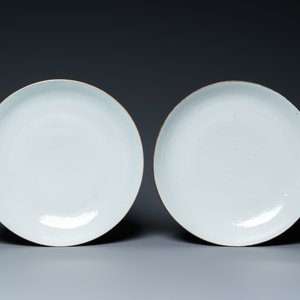 Deux plats en porcelaine de Chine famille rose et une paire à émail blanc monochrome, Qianlong — photo 2