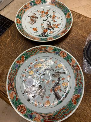 Deux plats en porcelaine de Chine famille verte à décor de pies et de prunus, Kangxi — photo 1