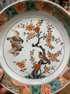 Deux plats en porcelaine de Chine famille verte à décor de pies et de prunus, Kangxi — photo 8