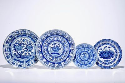 Deux plats et deux assiettes en faïence de Delft bleu et blanc, début du 18ème
