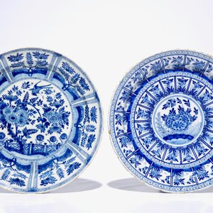 Deux plats et deux assiettes en faïence de Delft bleu et blanc, début du 18ème — photo 2