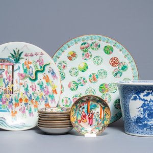 Deux plats et neuf soucoupes en famille rose et un cachepot en porcelaine de Chine bleu et blanc, 19ème — photo 1