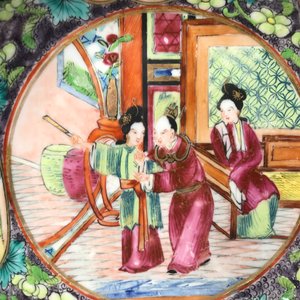 Deux plats et neuf soucoupes en famille rose et un cachepot en porcelaine de Chine bleu et blanc, 19ème — photo 15