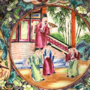 Deux plats et neuf soucoupes en famille rose et un cachepot en porcelaine de Chine bleu et blanc, 19ème — photo 16