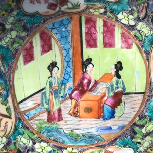 Deux plats et neuf soucoupes en famille rose et un cachepot en porcelaine de Chine bleu et blanc, 19ème — photo 19