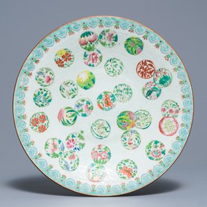 Deux plats et neuf soucoupes en famille rose et un cachepot en porcelaine de Chine bleu et blanc, 19ème — photo 2