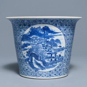 Deux plats et neuf soucoupes en famille rose et un cachepot en porcelaine de Chine bleu et blanc, 19ème — photo 7