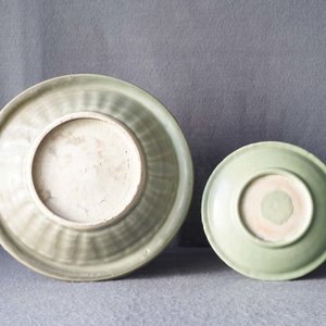 Deux plats et trois bols en porcelaine de Chine céladon de Longquan, Song/Ming — photo 24
