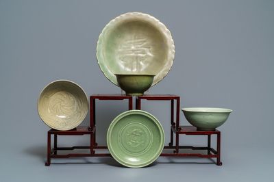 Deux plats et trois bols en porcelaine de Chine céladon de Longquan, Song/Ming
