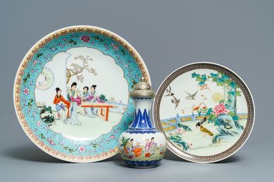 Deux plats et un vase en porcelaine de Chine famille rose, 19/20ème