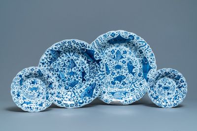 Deux plats et une paire d'assiettes en porcelaine de Chine bleu et blanc à décor de poissons et crabes, Kangxi