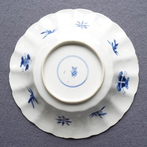 Deux plats et une paire d'assiettes en porcelaine de Chine bleu et blanc à décor de poissons et crabes, Kangxi — photo 11